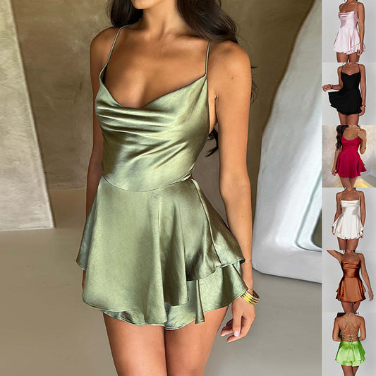 Robe courte en satin dos nu – Chic et moderne