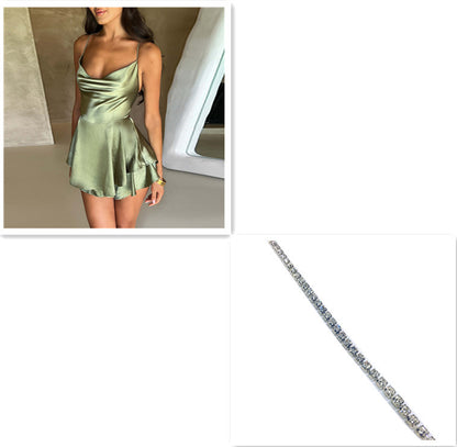 Robe courte en satin dos nu – Chic et moderne