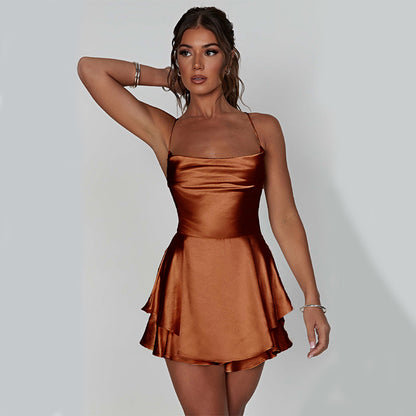 Robe courte en satin dos nu – Chic et moderne